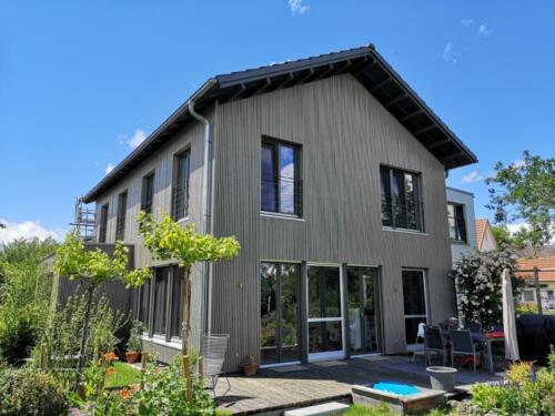 Holzfassade, Dachuntersichten und Fensterstreichen